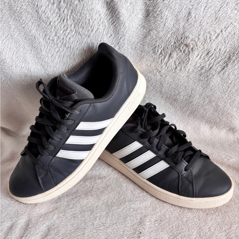 Men’s Adidas Classic Navy Blue Black and White 3 stripes Trainers Sz 11.